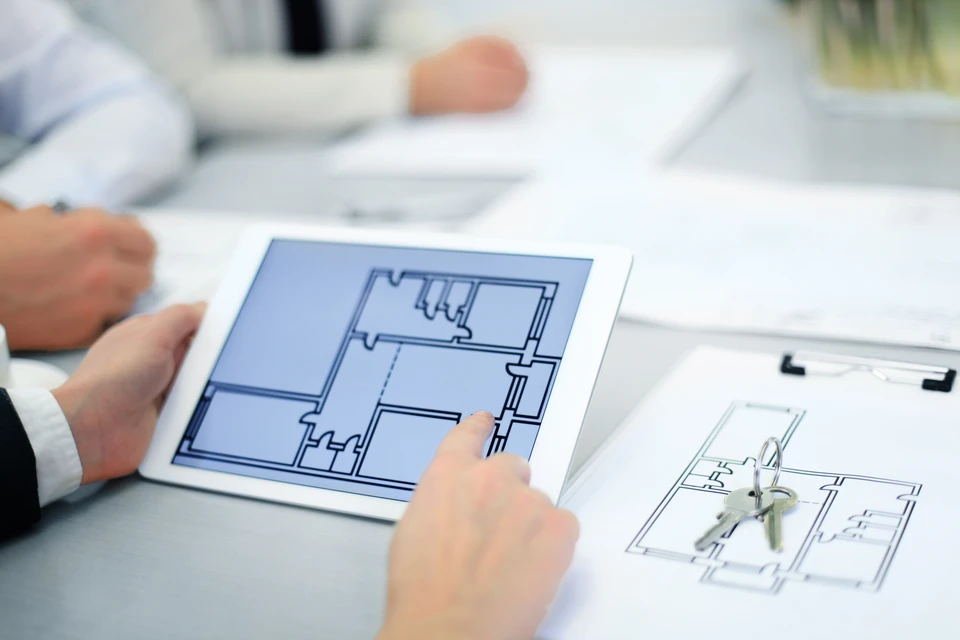 Un diagnostiqueur immobilier professionnel en tenue de travail (polo ou chemise blanche avec logo discret) effectuant une mesure précise à l'intérieur d'un bien immobilier avec un mètre laser ou un équipement de mesurage professionnel. La scène doit montrer la rigueur et la précision technique du mesurage, dans un intérieur résidentiel typique (séjour, chambre ou couloir), mettant en avant l'expertise professionnelle et la confiance qu'inspire un diagnostic immobilier fiable.